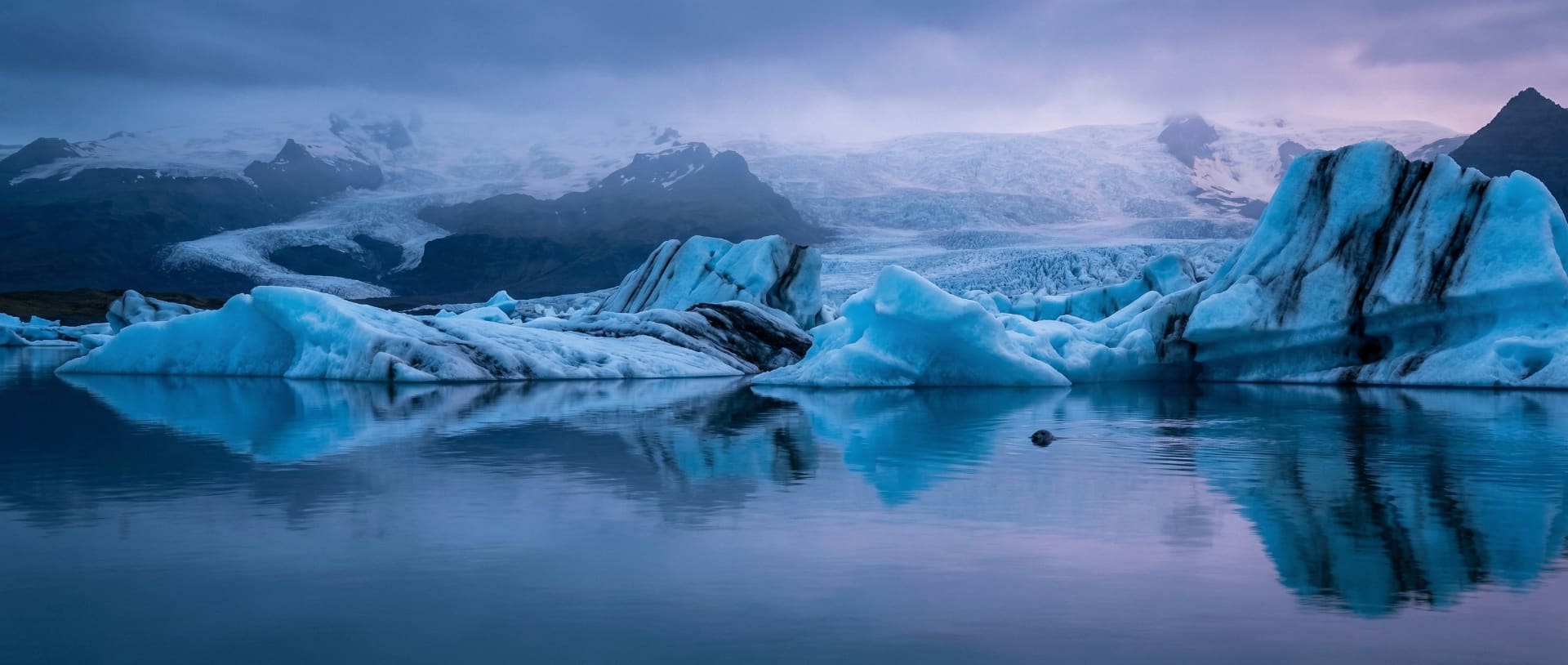 Icebergs drifting through the Jökulsárlón glacier lagoon towards the sea